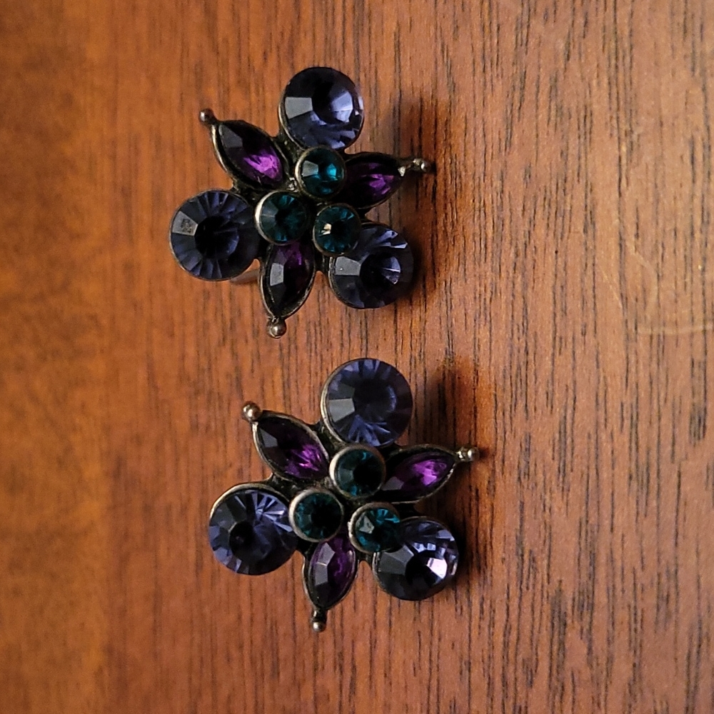 Gem design earrings